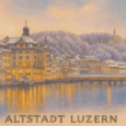 Farbstiftzeichnung im Querformat mit Text 'Altstadt Luzern', zeigt winterliche Altstadtfassaden am Reussufer, verschneite Dächer und Spiegelungen im Wasser.
