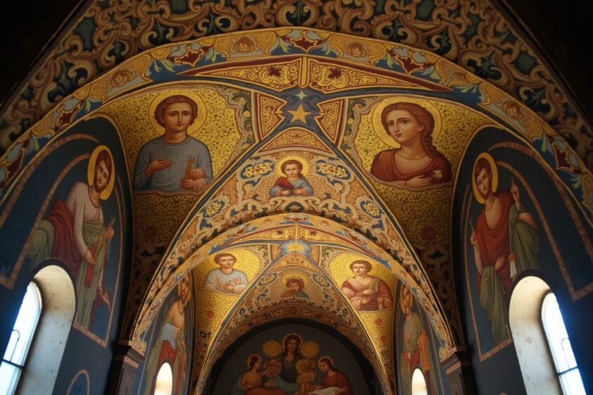 Altstadt mit Kirche: malerische Altstadt mit beeindruckender Kirche, historischer Charme, Sehenswürdigkeit, Kultur, Touristenattraktion.