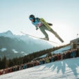 Spektakulärer Skisprungwettbewerb bei den Alpen, begeistert Publikum vor beeindruckender Bergkulisse.