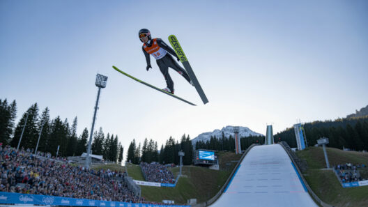 Skispringer beim Wettkampf, Skisprung in den Bergen, Wintersportveranstaltung mit Publikum.
