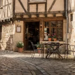 Enge Altstadtgasse mit historischem Gasthaus und Café in Fachwerk- und Steingebäuden